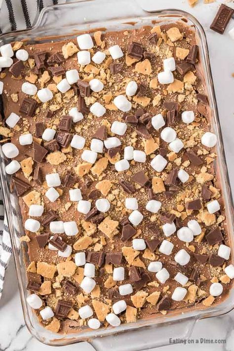 Smores Poke Cake, 9x13 Cake Recipes, Smores Cake Recipe, Marshmallow Recipes, Easy Smores, Chocolate Smores, Box Cake Recipes, Bars Cookies, Poke Cake Recipe