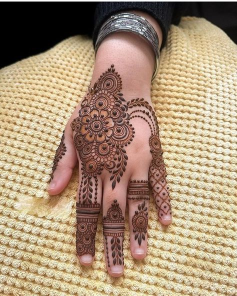 Khafif Mehndi Designs For Hands, Mahendiii Design Latest, Mahendiii Design Back Hand, Back Hand Mahendiii Design, Easy Mahendiii Design, Back Mahendiii Design, Mahendiii Design Simple, Mehndi Designs Rose, Mahendiii Design