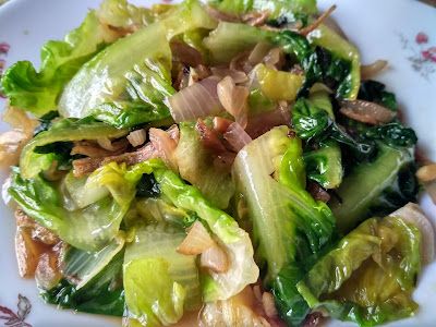 Sauteed Romaine Lettuce Fried Romaine Lettuce, Stir Fry Lettuce, Romaine Lettuce Recipe, Lettuce Recipes, Veggie Side Dish Recipes, Cabbage Stir Fry, How To Cook Fish, Family Eating, Veggie Side Dishes