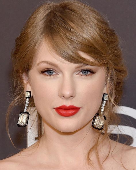 Taylor Swift Doll, Taylor Swift Face, Taylor Swift Eyes, Female Artists Music, Tyler Swift, Taylor Swift Makeup, Hi Honey, Harry Smith, Taylor Swift Dress