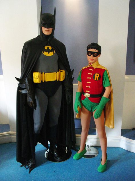 Batman And Robin Costume, Batman Costume For Girls, Robin Halloween Costume, Batman And Robin Costumes, Robin Outfit, Holloween Costumes, Robin Costume, Robin Cosplay, Friend Costumes