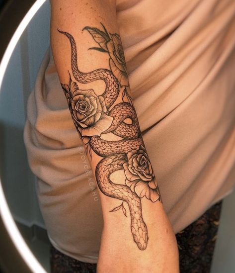 Dragon Tattoo Forearm, Voll Arm-tattoos, Tattoo Pierna, Floral Snake, Around Arm Tattoo, Wrap Around Tattoo, Wrap Tattoo, Feminine Tattoo Sleeves, Men Tattoos Arm Sleeve