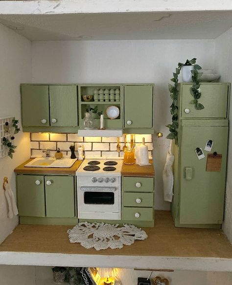 Dollhouse Furniture Kitchen, Diy Dollhouse Cabinets, Diy Dollhouse Interior, Doll House Kitchen Diy, Diy Miniature Room, Doll House Ideas Interiors, Miniature Kitchen Ideas, Dollhouse Kitchen Diy, Miniature Crafts Diy Dollhouse Furniture