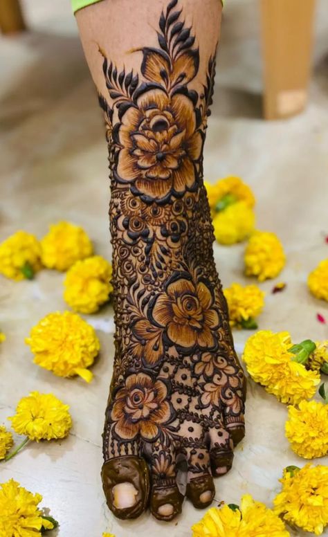 Floral Mehndi Designs, Leg Mehendi Design, Floral Mehndi, Front Mehndi Design, Khafif Mehndi Design, Legs Mehndi Design, Mehndi Designs Bridal Hands, Rose Mehndi Designs, Mehndi Design Pictures