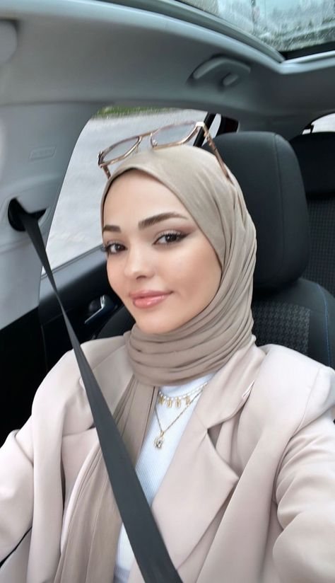 Hijabi Style Outfits, Women In Hijab, Turkish Hijab Style, Hijab Turkish, Turkish Hijab, Hijab Fashion Summer, Trench Beige, Simple Hijab