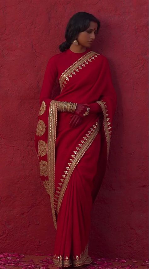 Red Saree Wedding, Fashion Lehenga, Best Indian Wedding Dresses, Sabyasachi Sarees, Sabyasachi Bride, Bridal Sarees South Indian, Fashionable Saree Blouse Designs, Fancy Sarees Party Wear, Indian Saree Blouse