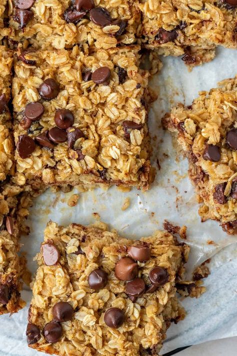 This chocolate chip baked oatmeal is a hearty breakfast or snack filled with old-fashioned oats. Lightly sweetened with brown sugar and with extra moisture from applesauce, this baked oatmeal is both soft and chewy. The chocolate chips of your choice add a little something extra for that perfect bite. #baked oatmeal #oatmealforbreakfast #afterschoolsnack | themarblekitchen.com Oatmeal Carmelitas, No Bake Oatmeal Bars, Butter Caramel, Chocolate Oatmeal Cookies, Peanut Butter Roll, Homemade Caramel Sauce, Chocolate Oats, Chocolate Oatmeal, Oatmeal Cookie Recipes