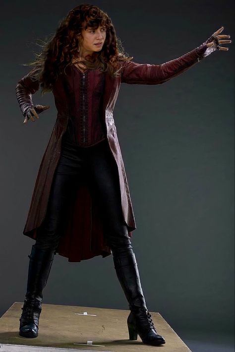 Wanda Maximoff Full Body Pic, Wanda Maximoff Outfit, Wanda Maximoff Infinity, Scarlet Witch Halloween, Wanda Costume, Marvel Pfp, Red Superhero, Bts Photoshoot, Superhero Suits