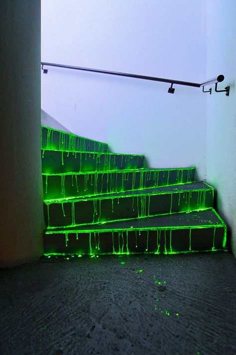 Glowsticks on the front steps for Halloween night @Gina Macaluso Do you still… Halloween Diy Outdoor, Casa Halloween, Halloween Fest, Halloween Decorations Diy Outdoor, Halloween Tattoo, Front Steps, Diy Outdoor Decor, Fantasias Halloween, Theme Halloween