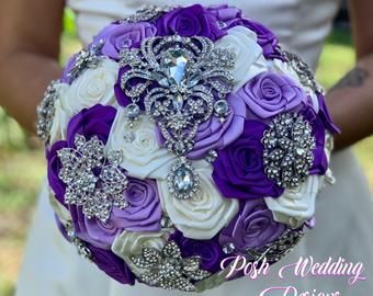 Lilac Quince, Purple Brooch Bouquet, Lavender And Beige, Royal Purple Wedding, Purple Graduation, Purple Brooch, Bouquet Lavender, Quinceanera Bouquet, Posh Wedding