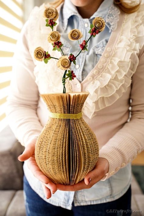 Create this stunning rustic paper vase decor from old book pages to add country chic charm to your dining table! A perfect 30-minute craft project! Add this old book page vase to your project list today! #PaperVase #OldBookPageCraft #EasyDIYVase #PaperCrafts Diy Flower Projects, Book Vase, Book Page Roses, Origami Cards, Rustic Paper, Paper Sunflowers, Recycled Books, Old Vases, Paper Vase