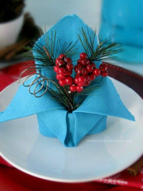 Holiday Crown Diy Napkin Folding, Christmas Tree Napkin Fold, Beautiful Napkin Folding, Napkin Folding Tutorial, Napkin Folding Ideas, Fancy Napkin Folding, Christmas Napkin Folding, Easy Napkin Folding, Cloth Napkin Folding