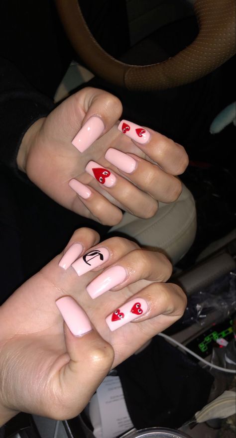 February Nails Ideas Valentines Day With Initial, Letter C Initial Nails, Nails With The Letter K On Them, Nails With The Letter C On Them, Letter C Nails, D Initial Nails, Nails With C Initial, Valentines Day Nails Initials, Cdg Nails Acrylic