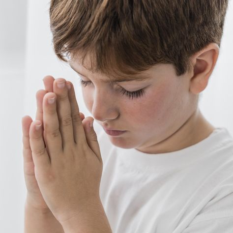 Children Praying, Learning To Pray, Say A Prayer, Medical Masks, Kids Reading, Side View, Free Photo, Kids And Parenting, Free Photos