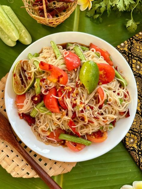 Thum Khao Poon Recipe (Easy Rice Vermicelli Salad) – Hungry in Thailand Pork Larb, Vermicelli Salad, Thai Salad Recipes, Asian Salad Recipe, Noodle Salad Cold, Spicy Salad, Easy Rice, Spicy Rice, Meat Salad