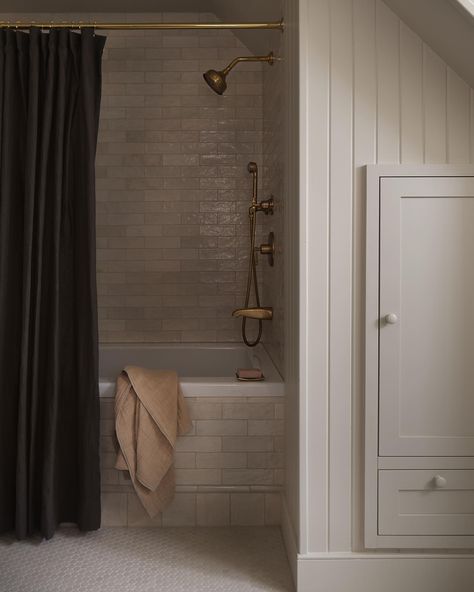 A beautiful #sundayshare coming to you on Father’s Day from @atelier.st.arno. Feeling so inspired by this moody bathroom design complete… | Instagram Moody Bathroom Design, Amber Interiors Bathroom, Bathtub Tile Surround, Moody Bathroom, Design Atelier, Bathtub Decor, Bathtub Remodel, Comme Si, Upstairs Bathrooms