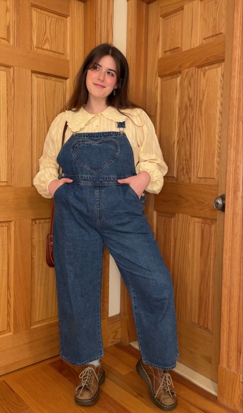 Cool Overall Outfits, Curvy Indie Outfits, Casual Outfits Chubby, Midsize Vintage Fashion, Plus Size Twee, Plus Size 70s Fashion, Funk Outfit, Heart Overalls, Plus Size Aesthetic Outfits