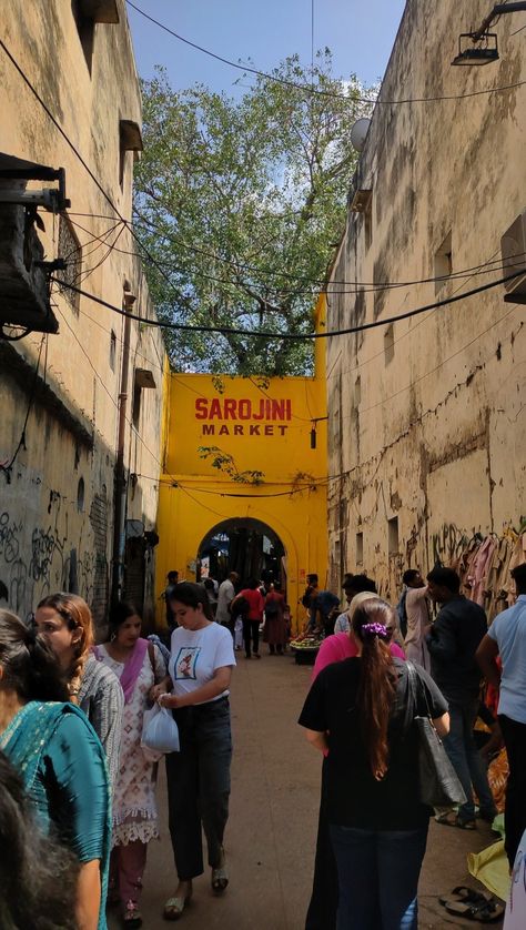 Sarojini Nagar Aesthetic, Delhi Market Snapchat Stories, Sarojini Market Aesthetic, Sarojini Nagar Market Aesthetic, Nandita Core, Delhi Sarojini Market, Sarojini Market, Disco Photography, Delhi Pics