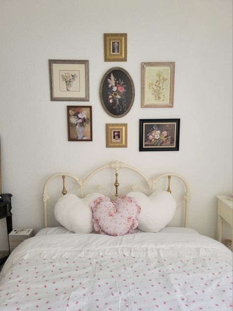 Dainty Girly Room, Clean Vintage Bedroom, Romantic Academia Room, Vintage Girly Room, Bedroom Inspo Vintage, Feminine Room Aesthetic, Coquette Poster Wall Bedroom, Light Academia Bedroom, Vintage Bedroom Coquette