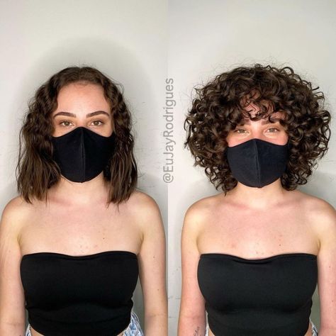 Trendy Short Haircuts with Bangs for a Fresh Look Curly Bob Bangs, Curly Bob With Fringe, Short Curly Cuts, Curly Cut, Short Haircuts With Bangs, Bob Haircut Curly, Bob Hairstyles With Bangs, Curly Hair Photos, Haircut Inspo