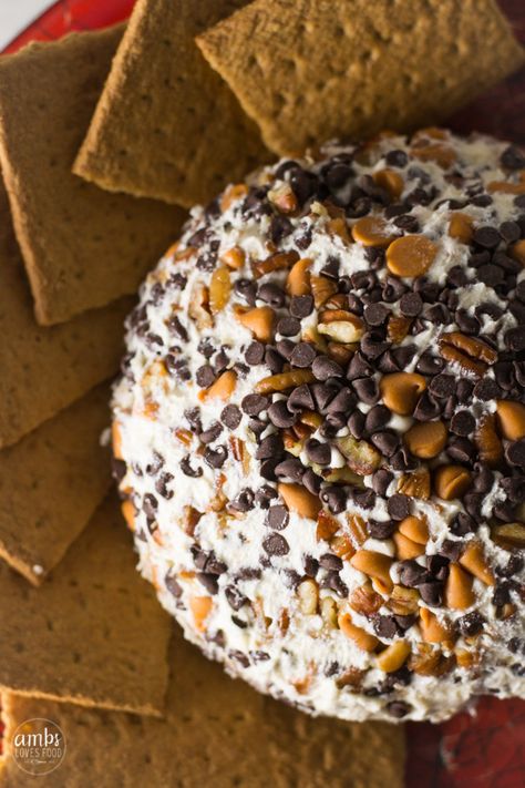 TURTLE PECAN CHEESE BALL – AMBS LOVES FOOD Turtle Cheese Ball, Dessert Cream Cheese Ball, Desert Cheeseball, Cheeseballs Recipes, Snickerdoodle Dip, Desert Platter, Pecan Cheese Ball, Dessert Cheese Ball, Cheese Ball Recipes Easy