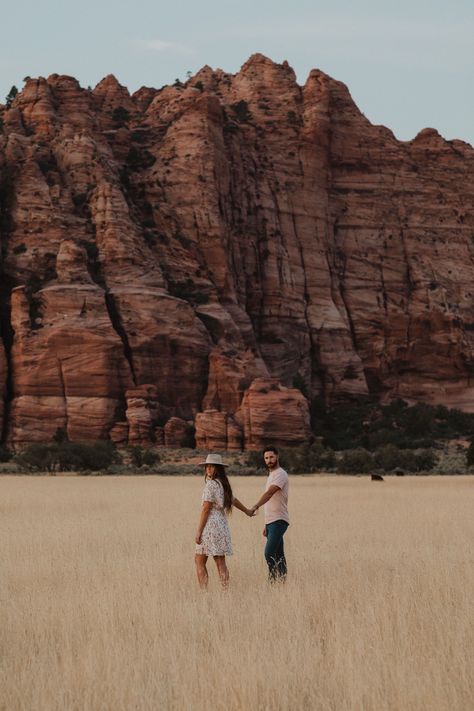 Zion National Park Photography, Couples Photo Session, Desert Engagement Photos, Fall Engagement Pictures, Couple Engagement Pictures, Couple Holding Hands, Fall Family Pictures, National Park Photos, Engagement Photo Locations