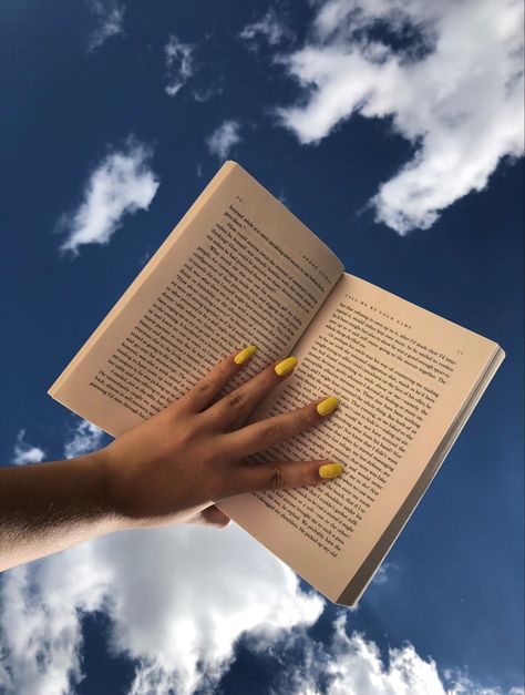 Instagram Post Ideas Pictures Book, Photo With Books Ideas Instagram, Easy Bookstagram Pictures, Book Aesthetic Pictures For Instagram, Book Shoot Photography, Aesthetic Book Pictures Instagram, Bookish Photo Ideas, Reading By The Pool Aesthetic, Poses With Books Reading