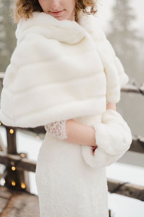 Winter Wedding Dress Fur, Winter Wedding Fur, Lace Bridal Dress, Nicole Spose, Mountain Winter, 15th Wedding Anniversary, Wedding Fur, Classy Wedding Dress, Wedding Dress With Veil