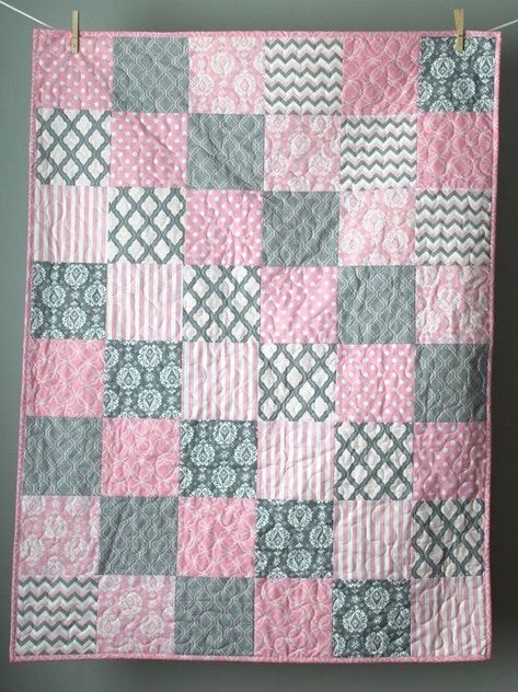 Homemade Baby Quilt, Crib Quilt Pattern, Girl Quilts Patterns, Modern Baby Girl, Girl Quilts, Baby Crib Quilt, Sew Quilt, Diy Baby Blanket, Modern Baby Quilt