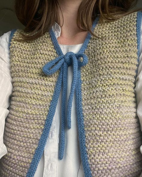 Wool and Beyond by Elin Berlin en Instagram: “it’s so cool to see that so many of you are enjoying the pattern for lonely leftovers vest! working with scrap yarn is just such a fun way…” Sawing Idea, Scrap Yarn Projects, Leftover Yarn Project, Vest Knit, Leftover Yarn, Scrap Yarn, Spring Knits, Crochet Wool, Crochet Inspo