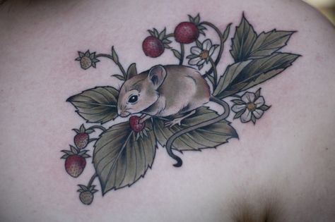 Little mouse in a strawberry plant for Amanda’s mom, who collected little mouse figurines. Thanks so much, lady, it was a pleasure. Also, I love tattooing rodents and other critters soooo much. Mouse Tattoo, Strawberry Tattoo, Rat Tattoo, Autumn Tattoo, Mouse Tattoos, Wonderland Tattoo, Plant Tattoo, Make Tattoo, Botanical Tattoo