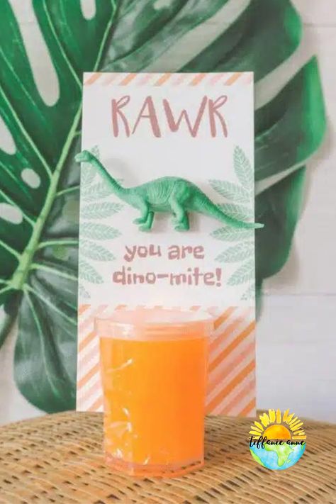 Are you planning a dino-themed birthday party? These favors are quick and easy to make for all your dino-loving guests! full tutorial + free printables on the blog Dinosaur Party Favor Ideas, Dinosaur Goodie Bags Ideas, Diy Dinosaur Party, Dinosaur Valentine Cards, Dinosaur Valentine, Dinosaur Favors, Market Day Ideas, Diy Dinosaur, Dinosaur Valentines