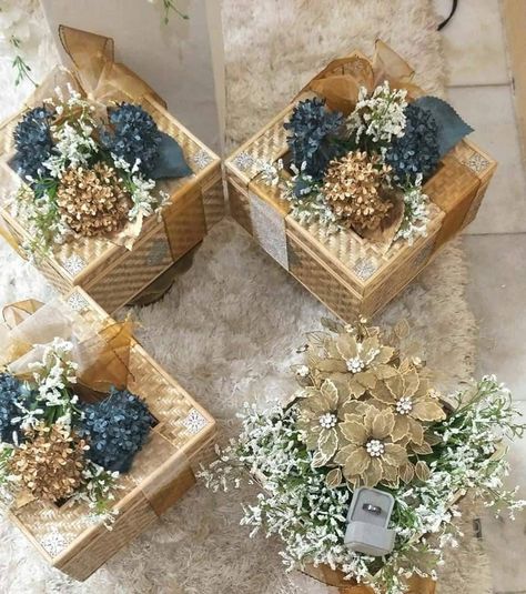 Hantaran Klasik, Pretty Gift Wrapping Ideas, Hantaran Pernikahan, Wedding Gift Pack, Engagement Decorations, Creative Packaging Design, Creative Packaging, Pretty Gift, Gift Hampers