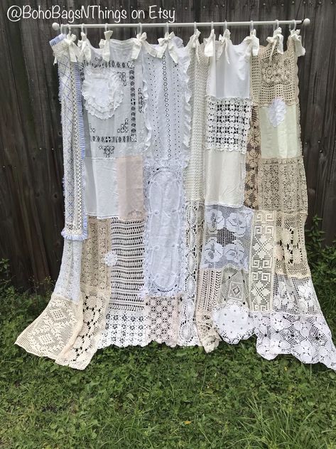 Lace Curtains Bedroom, Rideaux Shabby Chic, Cortinas Boho, Muebles Shabby Chic, Nordic Chic, Patchwork Curtains, French Country Bathroom, Rustic Chic Decor, Tafel Decor