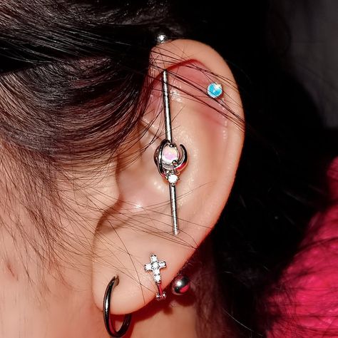 Vertical Industrial Piercing Ears, Modified Industrial Piercing, Ear Piercing Ideas Baddie, Cute Industrial Piercing Jewelry, Female Piercings Ideas, Industrial Piercing Cute, Vertical Industrial Piercing, Different Body Piercings, Industrial Piercing Ideas