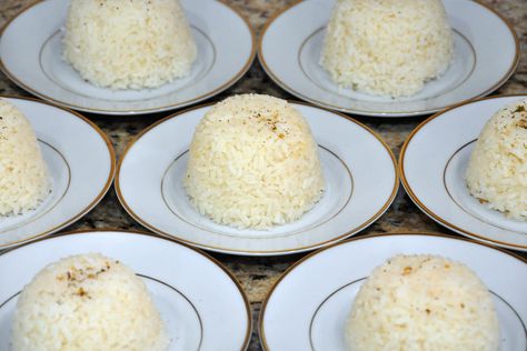 Rice makes an economical choice for a side dish when serving a crowd of 200… Turkey Cooking Times, Rice In The Oven, Cooking Whole Chicken, How To Cook Ribs, Cooking For A Group, Cook Rice, Cooking White Rice, Cup Of Rice, Cooking For A Crowd