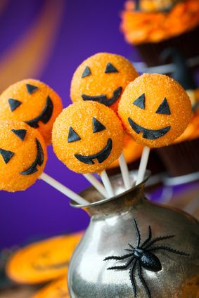 How about a Halloween cake pop? These small treats are perfect for Halloween desserts or party favors. Halloween Cake Pop Recipes, Cakepops Ideas, Jack O Lantern Cake, Halloween Candy Recipes, Pumpkin Cake Pops, Diy Cake Pops, Adorable Food, Dessert Halloween, Recetas Halloween