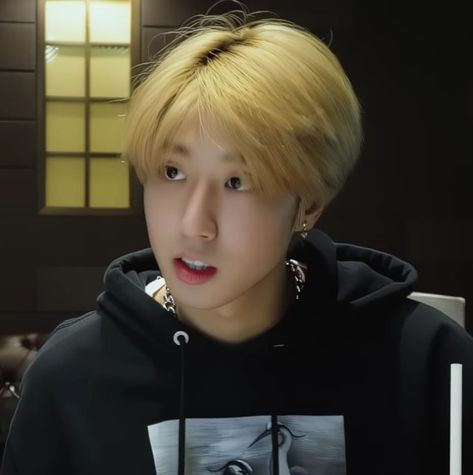 han jisung straykids Stray Kids Fashion, Baby Squirrel, Grown Man, Homeless Children, Han Jisung, Ji Sung, Save My Life, Perfect Man, Pretty Men