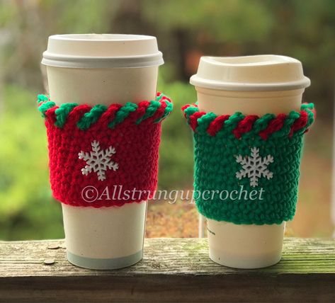 Create a Crochet Cup Cover Set: Free Beginners Tips Crochet Cozies, Mug Noel, Santa Cups, Coffee Cozies, Crochet Mug Cozy, Crochet Coffee Cozy, Chirstmas Decor, Crochet Coffee, Cup Cozies