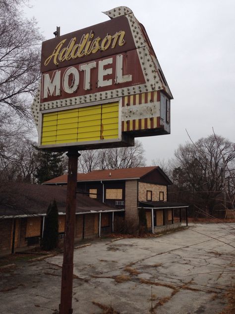 Addison Motel Addison, Illinois 1960s Motel, Abandoned Motel, Old Motel, Old Neon Signs, Abandoned Hotels, Googie Architecture, Street Art Photography, Chicago History, Vintage Hotels