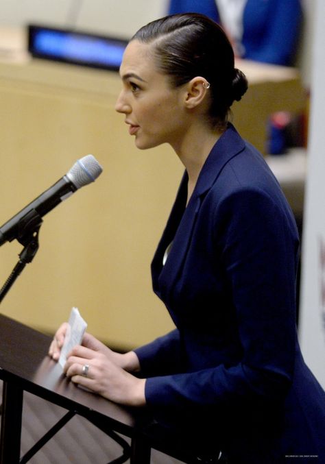 Public Speaking Aesthetic Women, Polítics Aestethic Woman, Diplomatic Woman, Public Speaking Aesthetic, Politician Aesthetic, Gal Gadot Outfits, Gal Godat, Law Motivation, Law Girl