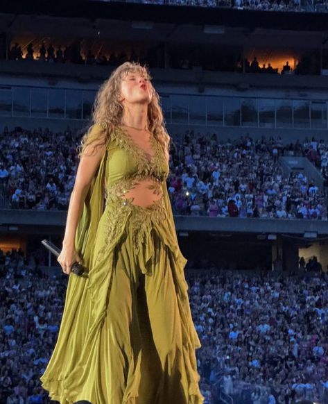 Green Dress Aesthetic, Folklore Dress, Taylor Swift Folklore, Photos Of Taylor Swift, Taylor Swift Speak Now, Taylor Swift Fearless, Taylor Swift Cute, Taylor Swift The Eras Tour, Taylor Swift Red