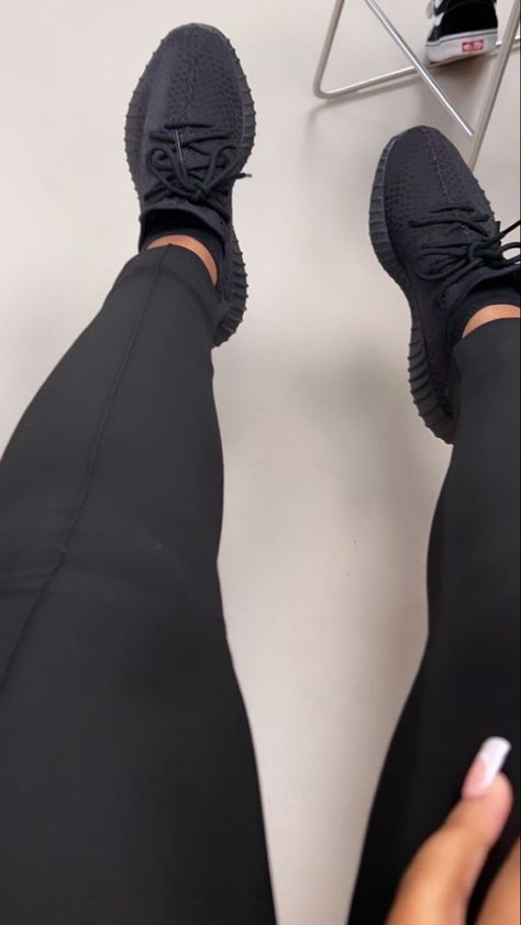 Black Yeezys On Women Outfit, Shoes Black Women, Yeezy Outfit, Pretty Sneakers, Trendy Shoes Sneakers, Pretty Shoes Sneakers, Kicks Shoes, Shoes Outfit Fashion, Fresh Shoes