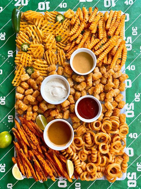 Super Bowl Platters, Super Bowl Hosting, Fry Board Ideas, Classy Super Bowl Party, Bring Your Board Party, Super Bowl Party Aesthetic, Picky Bits Platter, Super Bowl Party Food Snacks, Superbowl Aesthetic