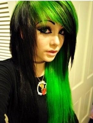 There's just something about this style of hair that makes me love it even though it's not 2008. Plus, that neon green is my favorite color. Emo Makeup Tutorial, Emo Mode, Black And Green Hair, Makeup Emo, Fete Emo, Emo Hairstyle, Blonde Balayage Highlights, Emo Scene Hair, Scene Girl