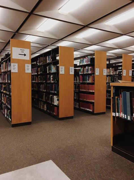 Usa University, School Hallways, American High School, You Are Smart, Dream School, Highschool Aesthetic, School Building, Freshman Year, Boarding School