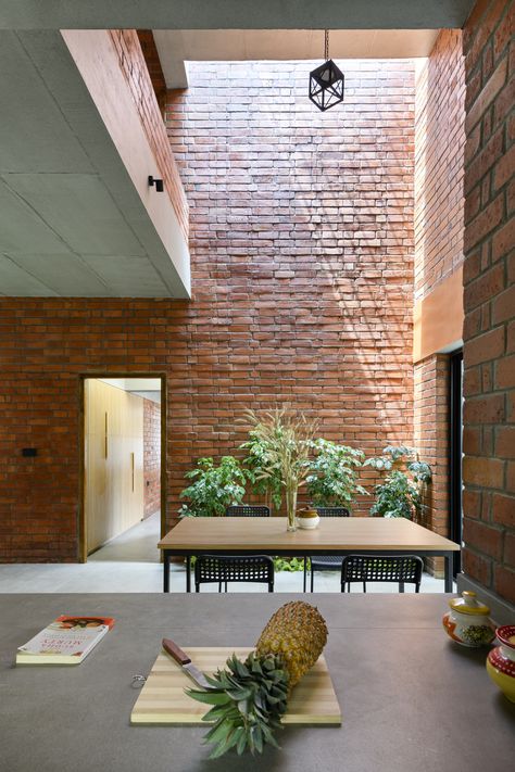 Gallery of Brick Lattice House / Srijit Srinivas Architects - 4 Indian Bungalow, Bungalow Interior Design, Bungalow Living Room, Brick Wall Decor, Interior Design Indian, Bungalow Interior, Interior Decorating Living Room, Indian Bedroom, Interior Design Contemporary