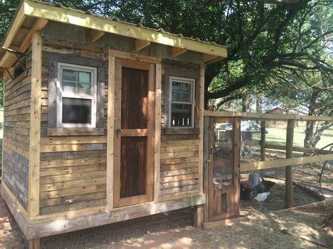 Chicken Coop Build, Pallet Chicken Coop, Pallet Coop, Urban Chicken Coop, Chicken Coop Pallets, Woodland Cabin, Cute Chicken Coops, Walk In Chicken Coop, Easy Chicken Coop