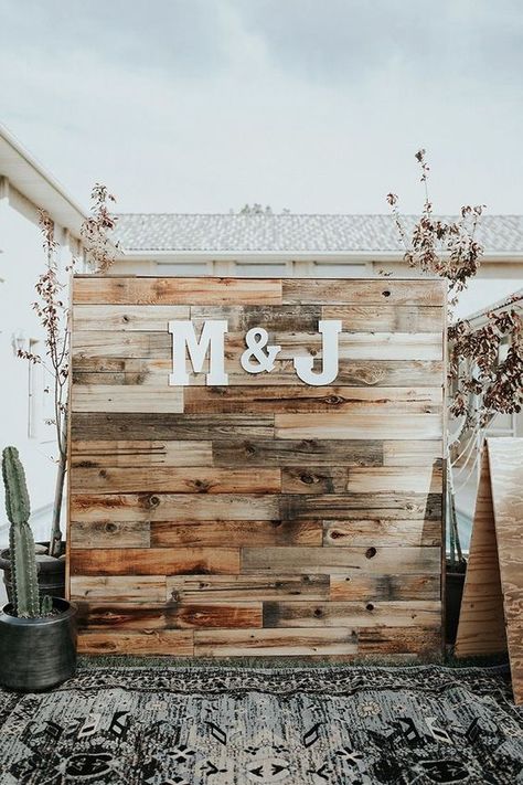 a rustic boho wedding backdrop made of stained pallet wood and monograms plus cacti around is a trendy idea Backyard Wedding Ceremony, Rustic Wedding Backdrops, Pallet Wedding, Wooden Backdrops, Simple Wedding Decorations, Photo Backdrop Wedding, Wood Backdrop, Wedding Photo Booth, Decoration Photo