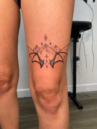 Explore Top 19 ACOTAR Tattoo Ideas for 2024: Embrace Feyre's Journey & Night Court Magic - Get Inspired Now! Night Court Mountains Tattoo, Rhysand Bat Wings Tattoo, Book Inspired Tattoos Acotar, Acotar Tattoos Night Court, Sarah J Maas Tattoo Sleeve, Velaris Tattoo Knee, Rhysand Knee Tattoo Fanart, Nightcourt Acotar Tattoo, Cassian Wings Tattoo